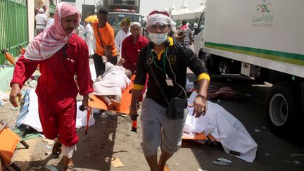 Des secours saoudiens &eacute;vacuent des victimes du mouvement de foule meurtrier qui a eu lieu lors du p&egrave;lerinage &agrave; La Mecque en Arabie saoudite le 24 septembre 2015. (STR / AFP)