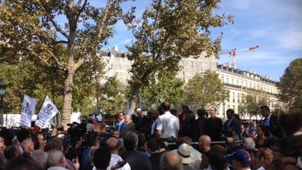 Rassemblement place de la R&eacute;publique &agrave; Paris en hommage &agrave; Herv&eacute; Gourdel, dimanche 28 septembre 2014. (DIDIER MOREL / FRANCE 3)