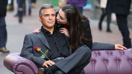 A l'occasion de la Saint Valentin, le mus&eacute;e Madame Tussauds de Londres (Royaume-Uni) offre la possibilit&eacute; de passer un moment aupr&egrave;s de George Clooney en cire, le 13 f&eacute;vrier 2013. (REX / SIPA)