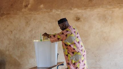 Un électeur vote à l'ouverture des bureaux de vote lors du référendum à Bamako, au Mali, le 18 juin 2023. (OUSMANE MAKAVELI / AFP)