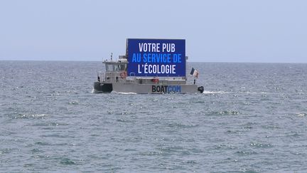 Un bâteau publicitaire à Fréjus (Var) le 1er juin 2021. (MAXPPP)