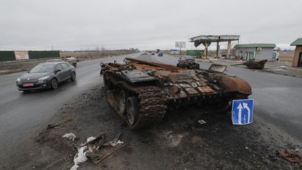 Un char russe endommagé abandonné sur la route près de Brovary, non loin de Kiev (Ukraine), le 19 avril 2022. (SERGEY DOLZHENKO / EPA / MAXPPP)