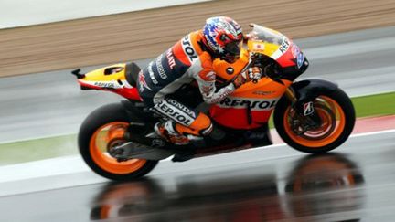 L'Australien Casey Stoner et sa Honda sous la pluie