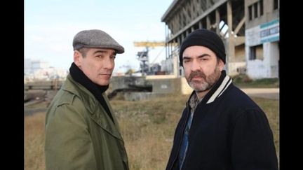 Bruno Solo et Jean Marc Barr dans &quot;deux flics sur les docks&quot;
 (France 2)