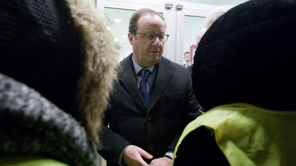 François Hollande discute avec des "gilets jaunes" le 23 novembre 2018 à Dijon.&nbsp; (JC TARDIVON / MAXPPP)