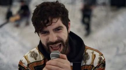 Yannis Philippakis de The Foals, 2012.
 (Saisie écran du clip &quot;Inhaler&quot;)