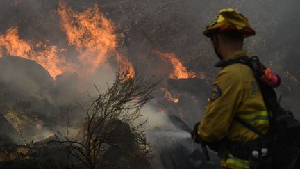 Un pompier lutte contre un incendie vers Lake Forest (Californie), le 3 décembre 2020. Photo d'illustration. (PATRICK T. FALLON / AFP)