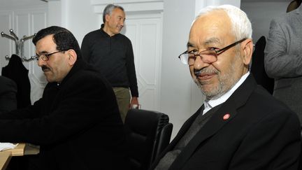 Le ministre de l'Int&eacute;rieur tunisien,&nbsp;Ali Larayedh, (au deuxi&egrave;me plan) et le chef du parti Ennahda, Rached Ghannouchi, le 22 f&eacute;vrier 2013 &agrave; Tunis (Tunisie). (FETHI BELAID / AFP)