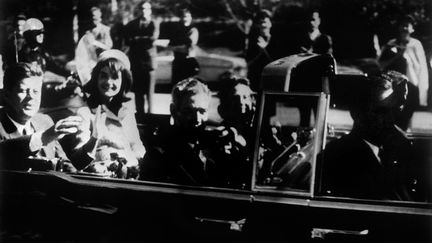 John Fitzgerald Kennedy, accompagn&eacute; de son &eacute;pouse Jacqueline, quelques minutes avant son assassinat, &agrave; Dallas (Etats-Unis), le 22 novembre 1963. (UPI / AFP)