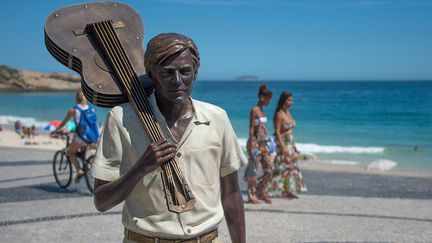 20e anniversaire de la mort de Tom Jobim : hommage avec une scultpture du musicien sur la plage d'Ipanema 
 (CHRISTOPHE SIMON / AFP)