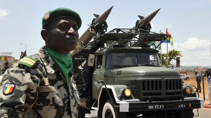 Un d&eacute;fil&eacute; militaire de l'arm&eacute;e malienne, le 22 septembre 2010. (SIA KAMBOU / AFP)