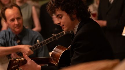 Le comédien américain Edward Norton et Timothée Chalamet, dans la peau de Bob Dylan (au centre), dans une scène du film "Un parfait inconnu". (MACALL POLAY / SEARCHLIGHT PICTURES)