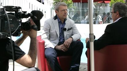 Benoît Duquesne avec Lambert Wilson
 (Bernard Brun / France Télévisions)