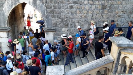 Une des entrées de la vieille ville de Dubrovnik, surchargée de visiteurs en été. (BENJAMIN  ILLY / FRANCEINFO)