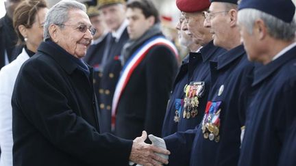 &nbsp; (Accueilli par la ministre de l'Ecologie Ségolène Royal, le président cubain a eu droit lundi aux honneurs militaires prévus pour les visites d'Etat © Reuters /Jacky Naegelen)