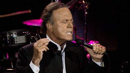 Julio Iglesias en concert à Moscou en 2016. (EVGENYA NOVOZHENINA / SPUTNIK)