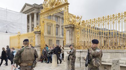 Des visiteurs évacuent le château de Versailles après une nouvelle alerte la bombe, le 20 octobre 2023, la 5e en moins d'une semaine. (VINCENT ISORE / MAXPPP)