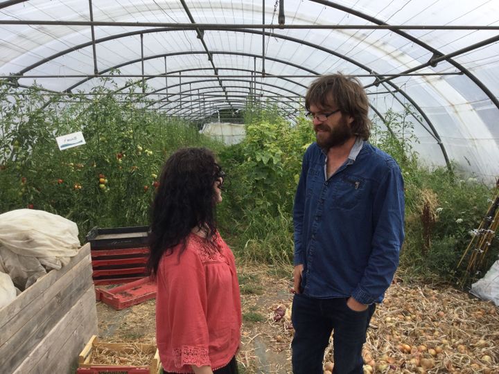 L'agriculteur Yoann Morice discute avec une amie dans sa ferme bio, mardi 30 juillet 2019, à Chauvé (Loire-Atlantique). (CLEMENT PARROT / FRANCEINFO)