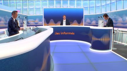 Autour de Marc Fauvelle et Renaud Dély, les informés débattent de l'actualité, mercredi 7 décembre 2022. (FRANCEINFO / RADIOFRANCE)