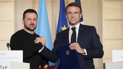 Volodymyr Zelensky et Emmanuel Macron à l'Elysée, le 16 février 2024. (THIBAULT CAMUS / AFP)