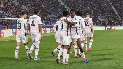 Le buteur lillois Ngal'ayel Mukau félicité par ses coéquipiers en Ligue des champions à Bologne, le 27 novembre 2024. (MAXPPP)