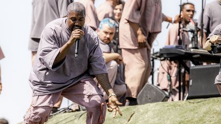 Le rappeur américain Kanye West durant son concert gospel baptisé "Sunday Service" au festival Coachella (Indio, Californie), le dimanche 21 avril 2019. (RICH FURY / GETTY IMAGES NORTH AMERICA / AFP)