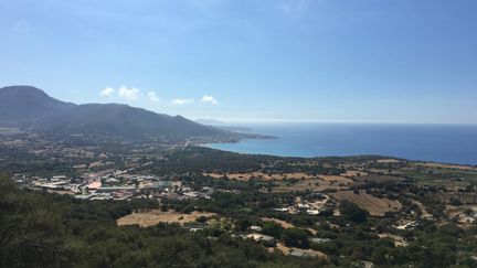 La baie de Calvi, en Haute-Corse. (MAXIME BECMEUR / FRANCE-BLEU FREQUENZA MORA)