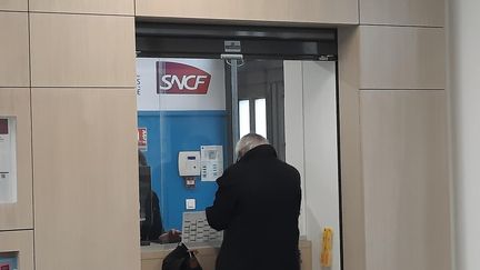 Guichet SNCF en gare de Montaigu (Vendée), le 14 octobre 2022. (Yves-René Tapon / RADIO FRANCE)