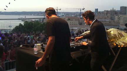 Brodinski et Gesaffelstein aux platines à Rock Island, le 29 juin 2012.
 (Laure Narlian / FTV)