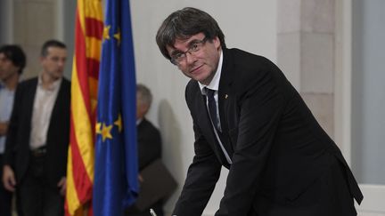 Carles Puigdemont, signe un document sur l'indépendance de la Catalogne au parlement régional catalan, à Barcelone, le 10 octobre 2017. (LLUIS GENE / AFP)