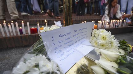 Des fleurs et des hommages déposés dans le centre commercial Andino, à Bogota (Colombie), le 18 juin 2017, au lendemain d'un attentat qui a fait trois morts et sept blessés.&nbsp; (RAUL ARBOLEDA / AFP)