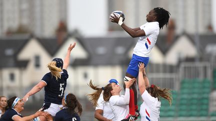 La Française Coumba Diallo (à d.) lors du match des Six Nations contre l'Écosse, au stade Scotstoun de Glasgow, le 25 octobre 2020.  (ANDY BUCHANAN / AFP)