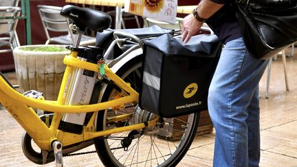 Un postier à vélo à Montpellier (Hérault), le 7 novembre 2018. (MAXPPP)