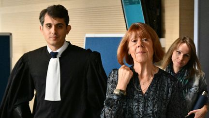 Gisèle Pelicot accompagnée d'un de ses avocats, Maître Stéphane Babonneau à la sortie de la salle d'audience du tribunal d'Avignon, le 23 octobre 2024. (CHRISTOPHE SIMON / AFP)