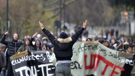 Plus de 7 000 manifestants sont descendus dans les rues de Caen (Calvados), le 31 mars. (LOIC VENANCE / AFP)