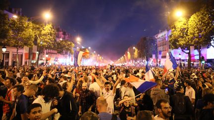 La France est en finale ! Plusieurs dizaines de milliers de supporters ont envahi les rues, comme ici sur les Champs-Elysées, le 10 juillet 2018. (LEO NOVEL / DPA / AFP)