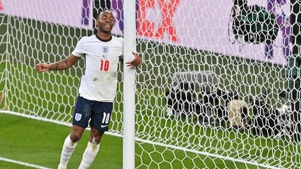 Raheem Sterling sur son petit nuage après l'égalisation qu'il a provoquée contre le Danemark en demi-finale de l'Euro 2021, mercredi 7 juillet à Wembley. (JUSTIN TALLIS / AFP)