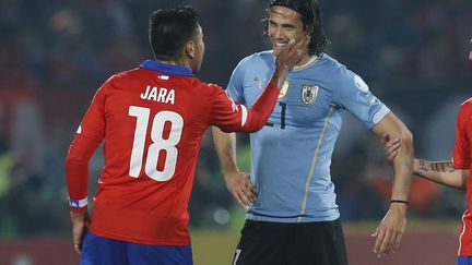 Gonzalo Jara et Edinson Cavani se provoquent lors de Chili-Uruguay en Copa America (MEXSPORT/PHOTOSPORT/MARCELO HERN / MEXSPORT)