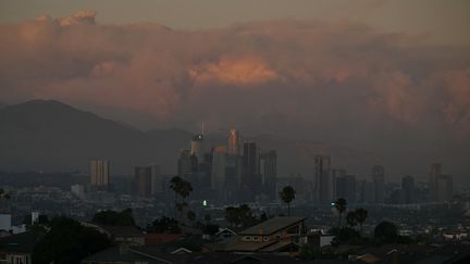 Une vue de Los Angeles en Californie (Etats-Unis), entourée de fumée de feux de forêt, le 10 septembre 2024. (PATRICK T. FALLON / AFP)