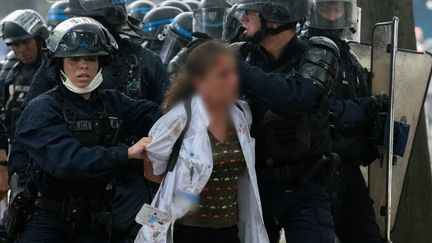 Une infirmière interpellée pendant la manifestation des soignants, à Paris, le 16 juin 2020. (ESTELLE RUIZ / HANS LUCAS / AFP)