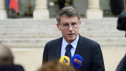 Le ministre de l'Eduction, Vincent Peillon, r&eacute;pond aux questions des journalistes dans la cour de l'elys&eacute;e (Paris), &agrave; la sortie du Conseil des ministres, le 16 octobre 2013. (ERIC FEFERBERG / AFP)