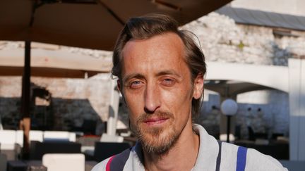 Pierre Courtin sur la terrasse de l'hôtel Europe à Sarajevo : "La plupart des artistes ici sont nés sous les bombes, ou juste après la guerre" (EMMANUEL LANGLOIS)