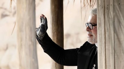 Le couturier Karl Lagerfeld, le 2 octobre 2018 à Paris. (CHRISTOPHE ENA / AP / SIPA)