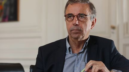 Le maire de Bordeaux (Gironde), Pierre Hurmic, dans son bureau de l'hôtel de ville, le 9 juin 2022. (FABIEN COTTEREAU / MAXPPP)