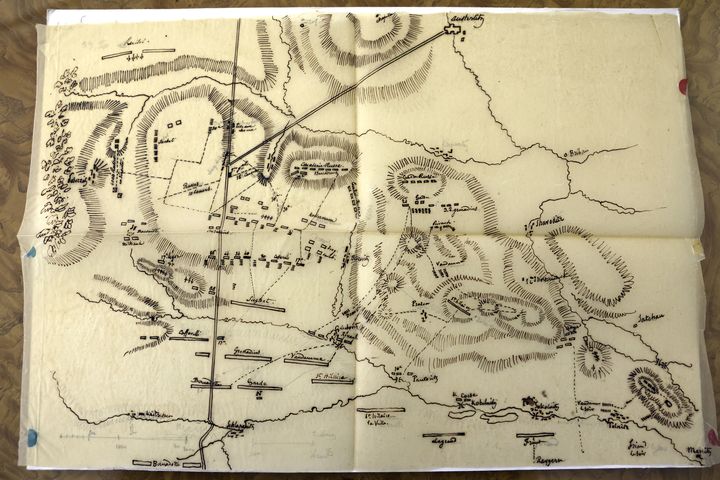 Le plan de la légendaire bataille d'Austerlitz (1805) dessiné sur papier calque par&nbsp;le général Henri-Gatien Bertrand.&nbsp;Il accompagne le manuscrit&nbsp;dicté et annoté par Napoléon relatant la bataille d'Austerlitz depuis son exil à Sainte-Hélène, et mis en vente par la galerie parisienne "Arts et Autographes" en janvier 2021.&nbsp; (THOMAS COEX / AFP)