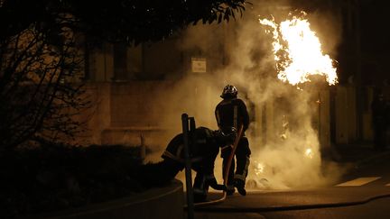 Des pompiers interviennent à Bobigny le 11 février 2017. (PATRICK KOVARIK / AFP)