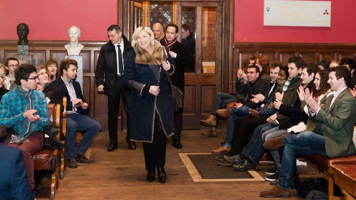 Marine Le Pen arrive &agrave; l'universit&eacute; d'Oxford (Royaume-Uni), &agrave; l'occasion d'une conf&eacute;rence-d&eacute;bat, le 5 f&eacute;vrier 2015. (ROGER ASKEW / REX / SIPA)