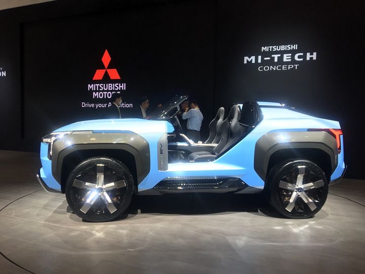 Le Mitsubishi MI-TECH Concept, un prototype doté d'un groupe motopropulseur hybride rechargeable dans une version "cabriolet". (SERGE MARTIN FRANCE INFO)