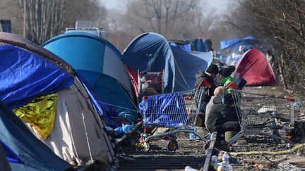 Un camp de migrants, à cheval sur les communes de Grande-Synthe et Loon-Plage (Nord), le 8 mars 2022. (MAXPPP)