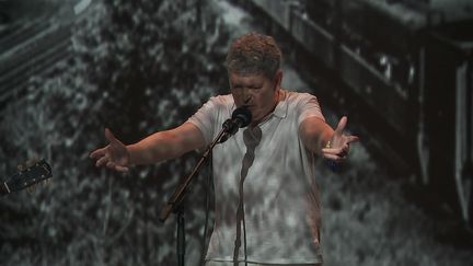 Robert Combas sur la scène du centre culturel Bonlieu&nbsp; (France 3 Alpes)